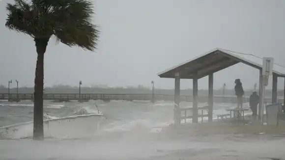 MÁS DE UNO ESTABA EN JAQUE: Nicole de huracán 1 se degrada a tormenta tropical al llegar a Florida