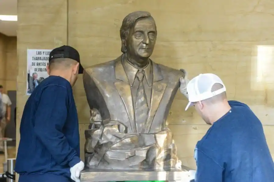 El Gobierno retiró el busto de Néstor Kirchner del edificio de ANSES