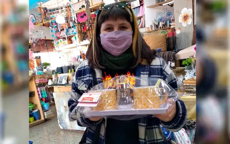 Cata pasó por La Bomba a buscar su premio