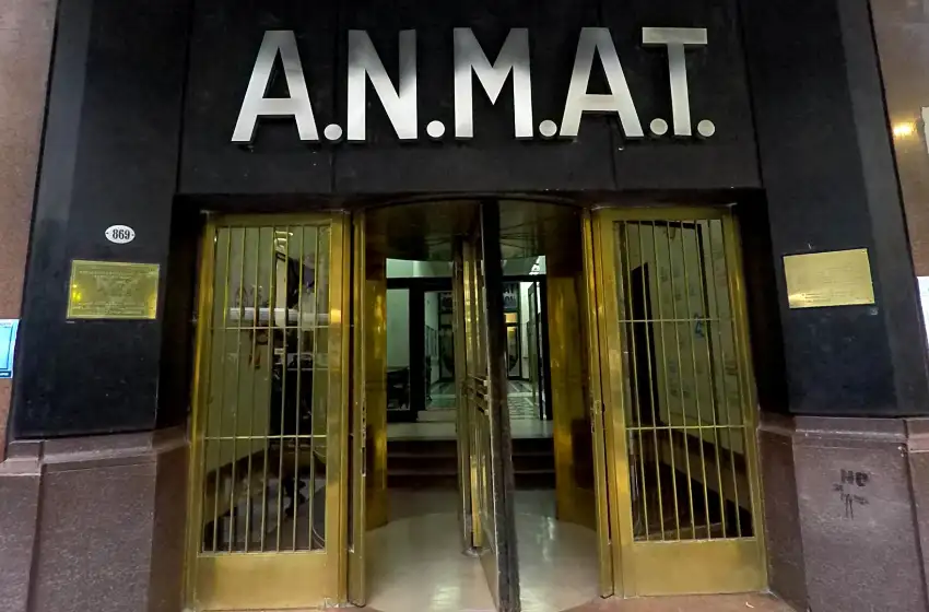 La medida alcanza a Sant Gall Friburg, con planta en la Ciudad de Buenos Aires, tras detectarse modificaciones sin autorización y fallas en buenas prácticas de fabricación.