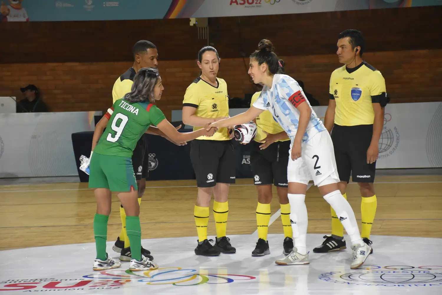 Testa, en el saludo con la capitana boliviana.