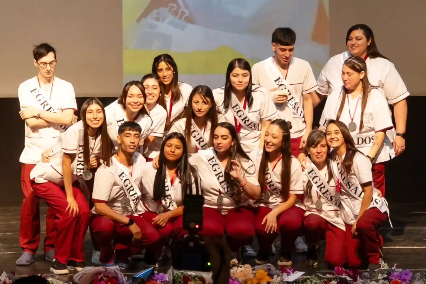 Los nuevos profesionales formados en  la Tecnicatura en Enfermería. Foto: Municipalidad de Firmat.