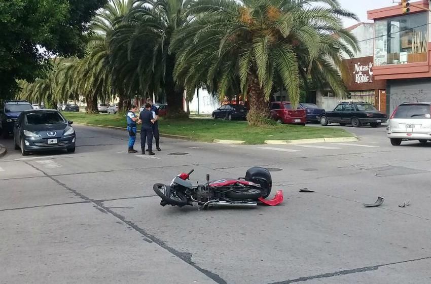 Un motociclista terminó en el hospital tras chocar con un auto
