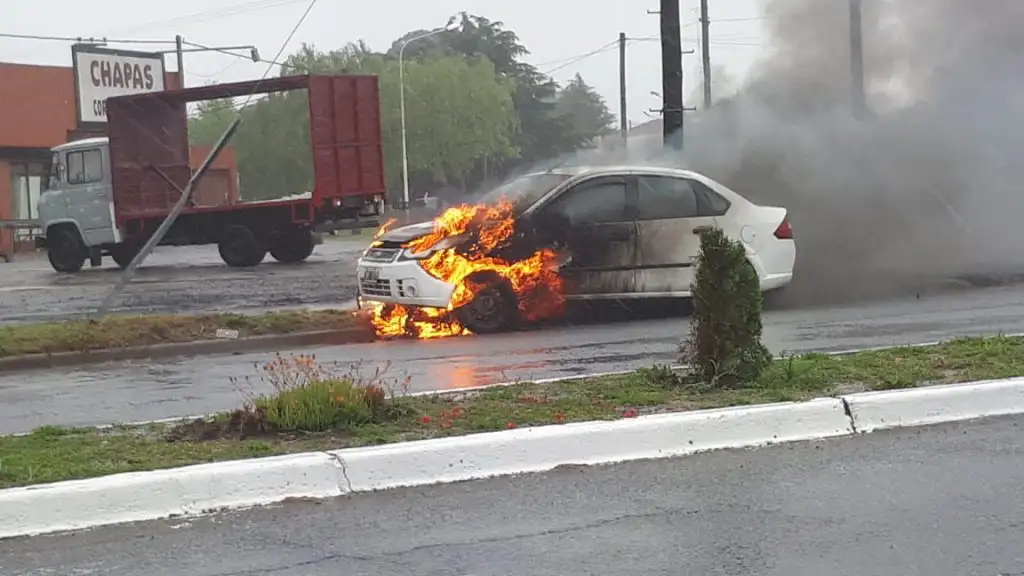 Se incendió un auto en Espora y Primera Junta 