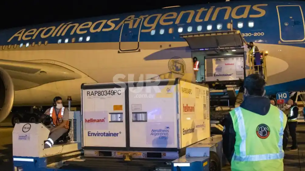 Llegó otro avión con vacunas desde China y parte un nuevo vuelo a Moscú