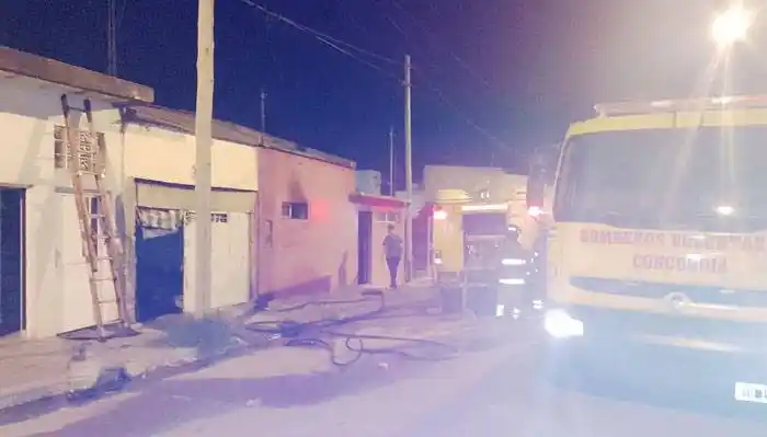 El incendio en una vivienda dejó a una mujer hospitalizada y a su perro muerto