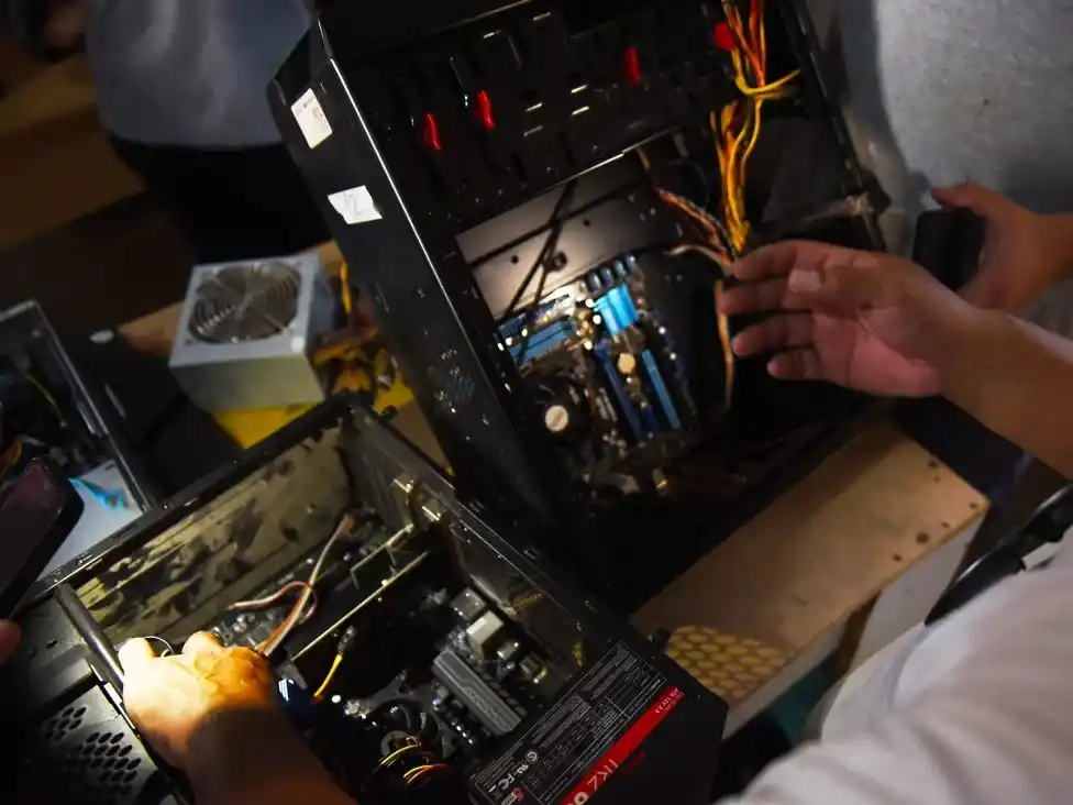 Una donación que fortalece el aprendizaje práctico en el Taller de Mantenimiento y Reparación de PC