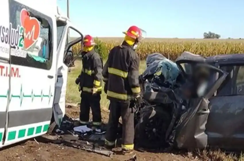 Siete muertos al chocar de frente una ambulancia y una camioneta cerca de Lincoln