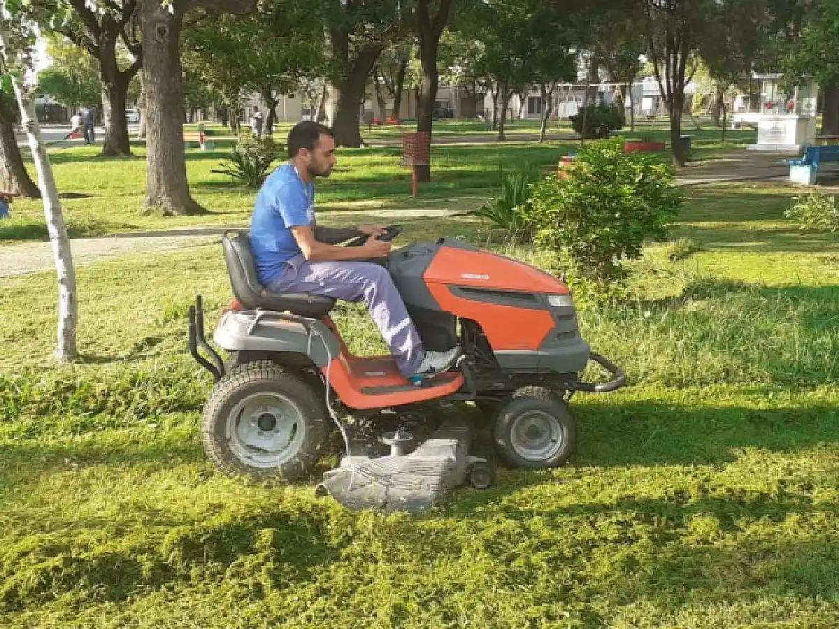 Cortan los yuyos en más  de 20 lotes por semana