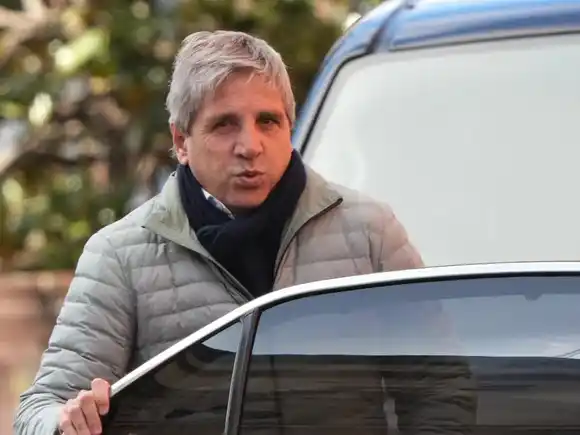 El dólar oficial toca un nuevo máximo, mientras las acciones argentinas y los bonos rebotan en Wall Street