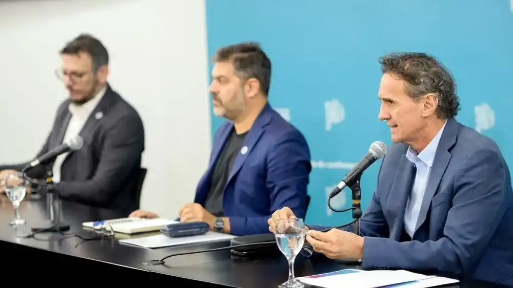 Gabriel Katopodis habla en conferencia de prensa.