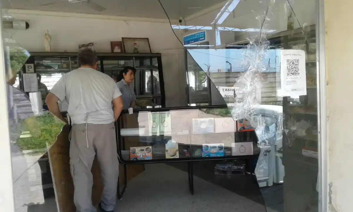 Salió de la cancha y lanzó una piedra al vidrio de la panadería