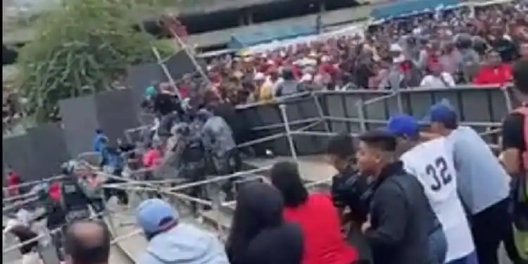 ¡CAOS EN EL UNIVERSITARIO! Fanáticos rompen rejas en busca de entradas para el Caracas-Magallanes (+VIDEOS)
