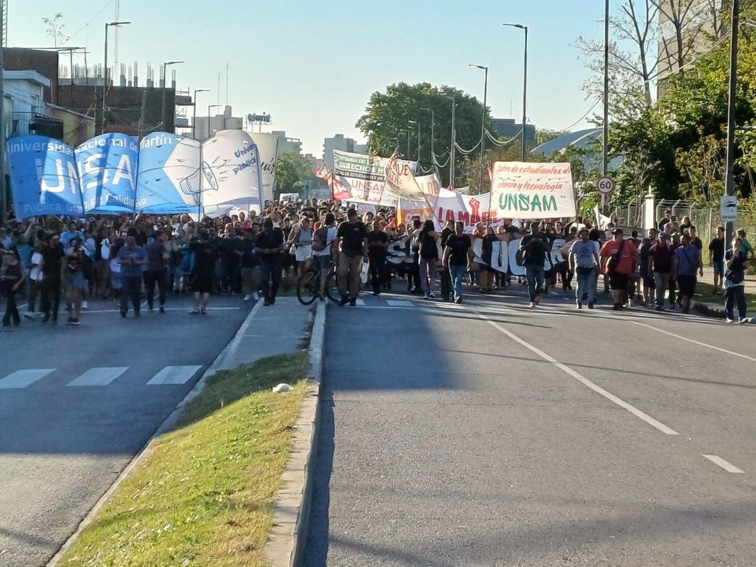 Marcha de las antorchas: Estudiantes y docentes de UNSAM cortaron una colectora de autopista General Paz