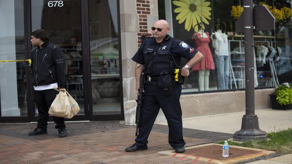 ¡TIRADOR EN FUGA! Desde el techo de un negocio dispararon contra la marcha del #04Jul en Illinois (+FOTOS)