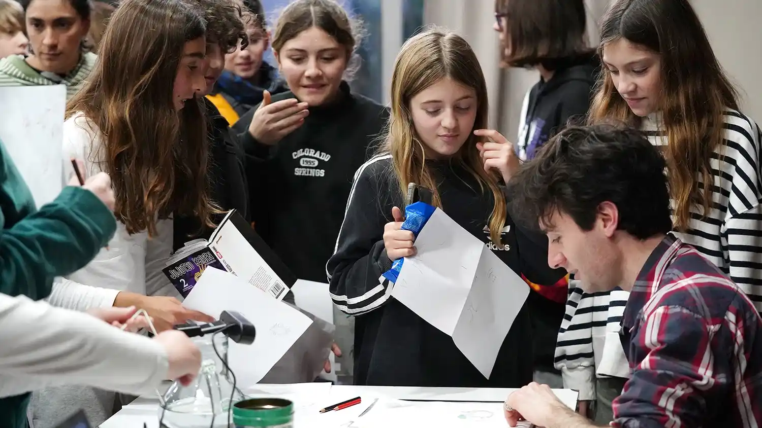 Niños y niñas participan activamente en el taller de dibujo