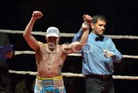 Rueda y otra noche con los brazos en alto
