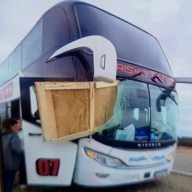 De milagro: un cajón atravesó el parabrisas de un colectivo y no hubo heridos