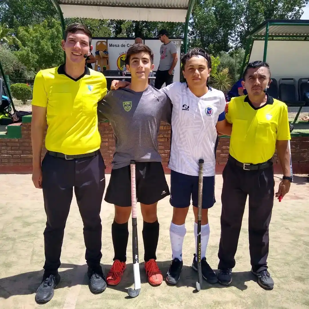 El capitán tandilense Gino Arcumano, junto a su par de Córdona y los árbitros del partido.