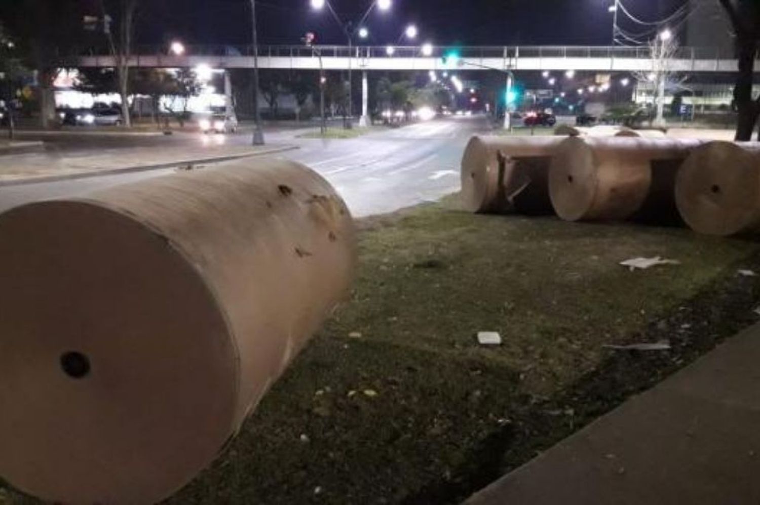 Un camión con bobinas de papel perdió su carga en Alem y 27 de Febrero