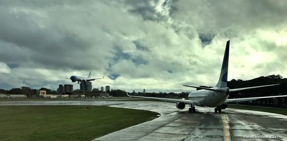 Demoras y cancelaciones por tormentas eléctricas: el protocolo de seguridad aeroportuaria
