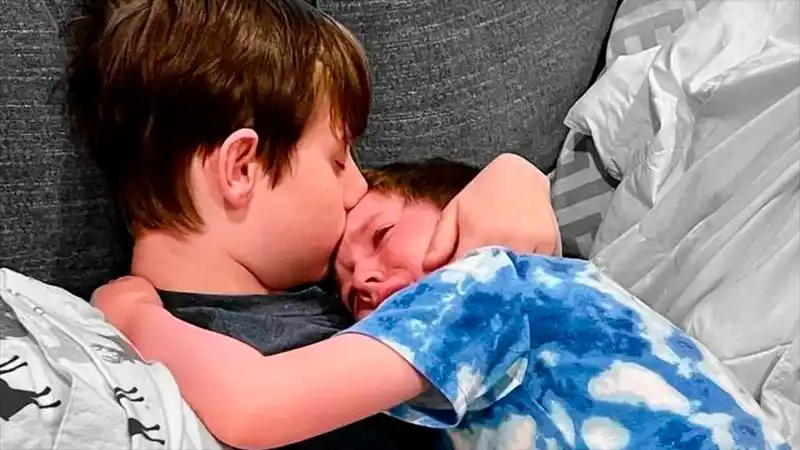 La triste historia detrás de la foto de los hermanos