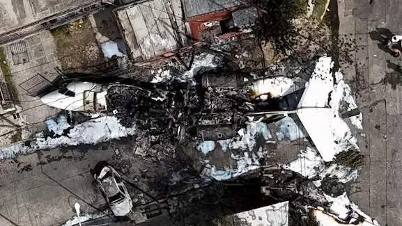 Así quedó el avión luego de impactar contra una casa