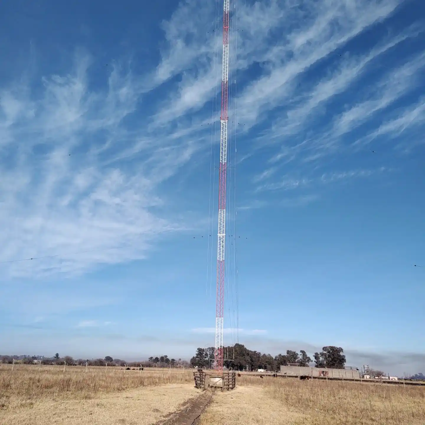 La antena de la emisora tiene más de 100 metros de altura.