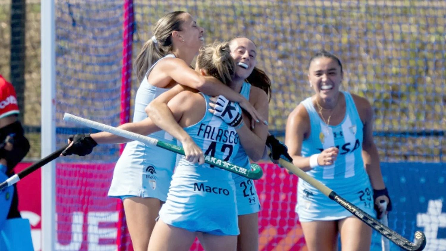 Larsen (izquierda) y Trinchinetti (en su cap 200) abrazan a la goleadora Falasco. Foto: CAH
