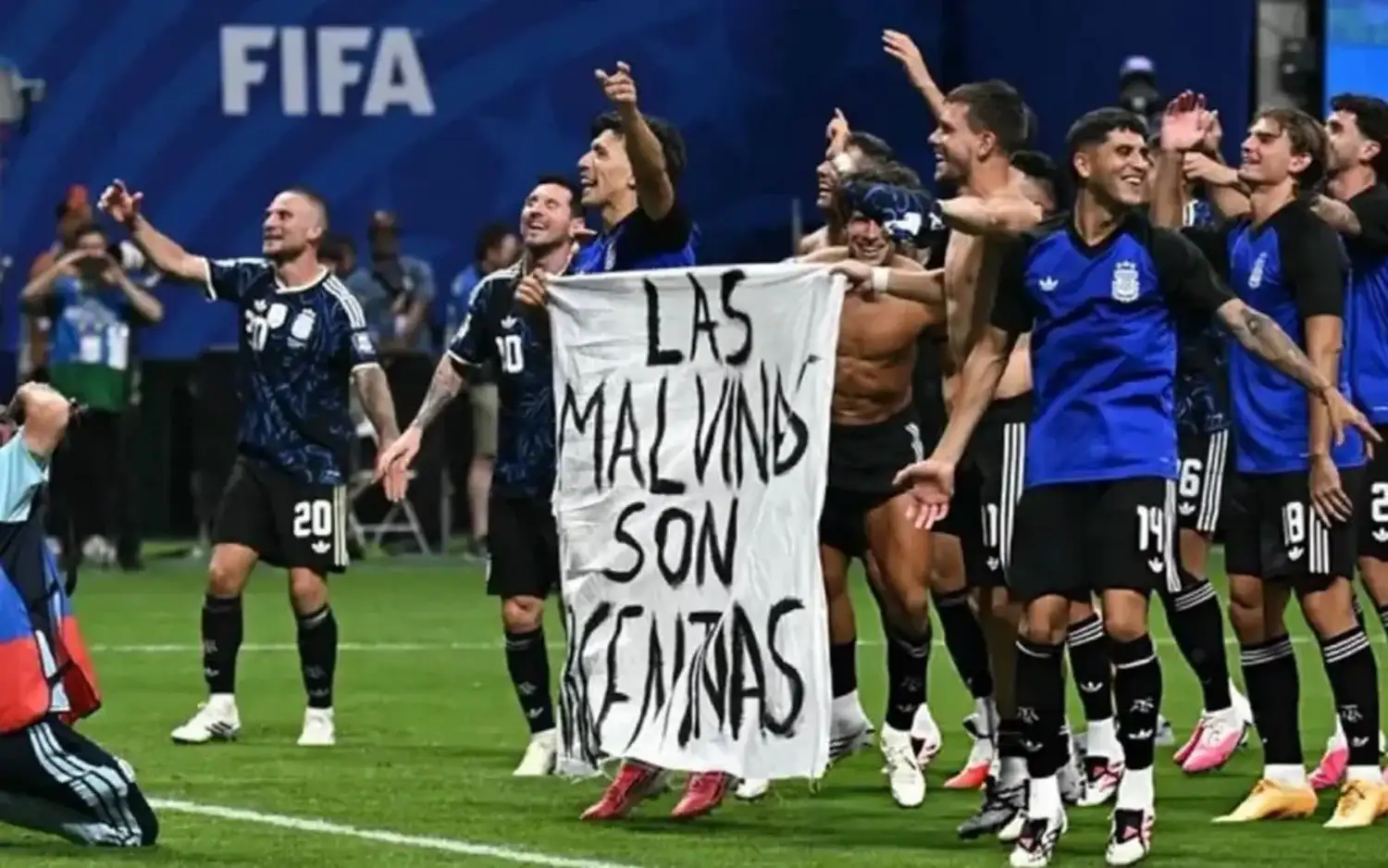 La bandera de Malvinas que vio el mundo y despertó fuertes polémicas. Foto: el Litoral