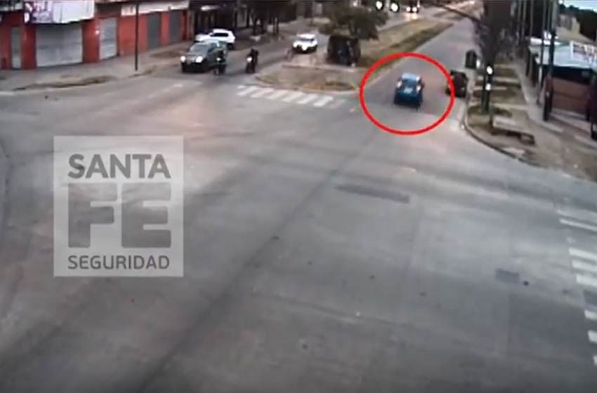 Video: un vehículo a toda velocidad volcó en Avellaneda y Seguí