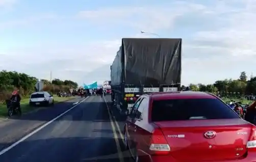 Organizaciones sociales cortan la ruta nacional N° 11 frente al Juan Pablo II.