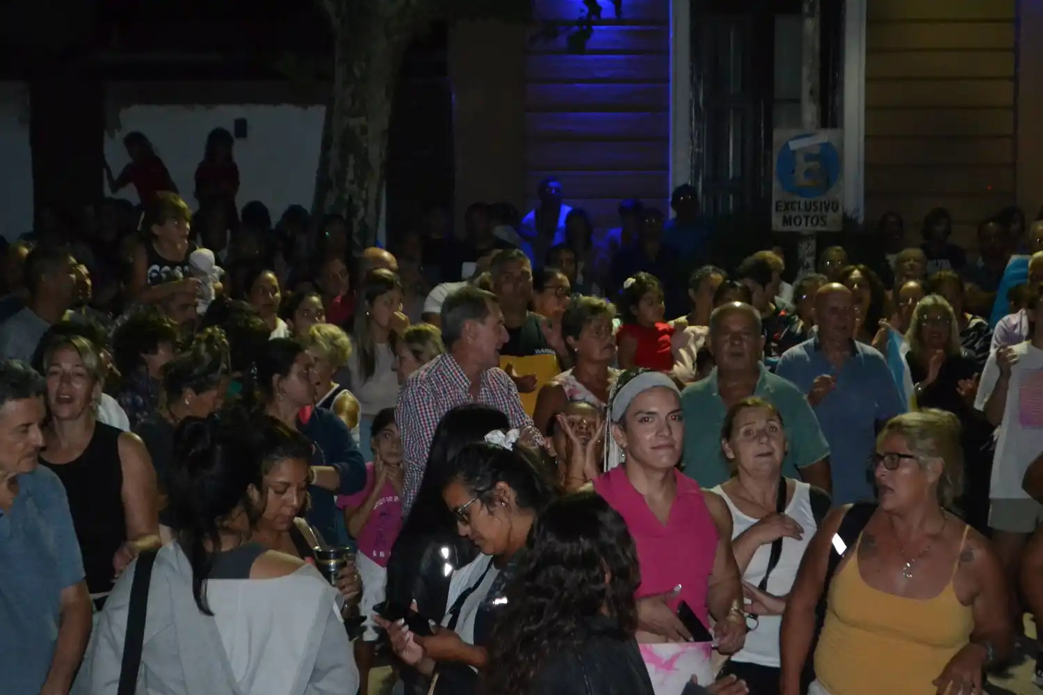 A principios del año pasado, una multitud concentró frente al Palacio Municipal.