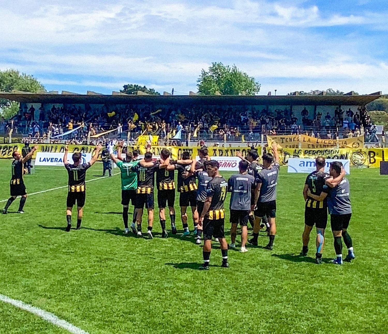 FOTO PRENSA SANTAMARINA Santamarina persigue otro festejo en el estadio.