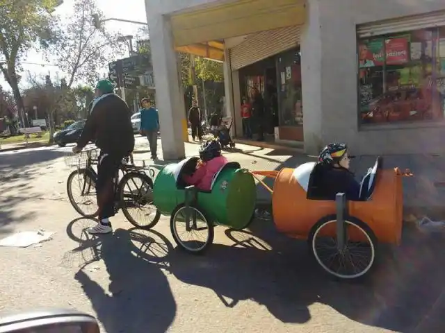Un abuelo fabricó una "bici-trencito" para sacar a pasear a sus nietos
