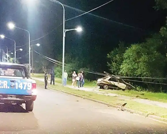 Un hombre falleció luego de  colisionar su auto contra una columna