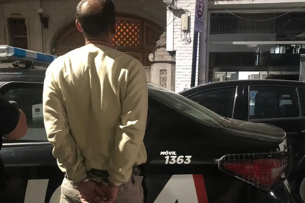 Asaltó a un taxista con un cuchillo en el macrocentro, intentó escapar en un auto y fue detenido