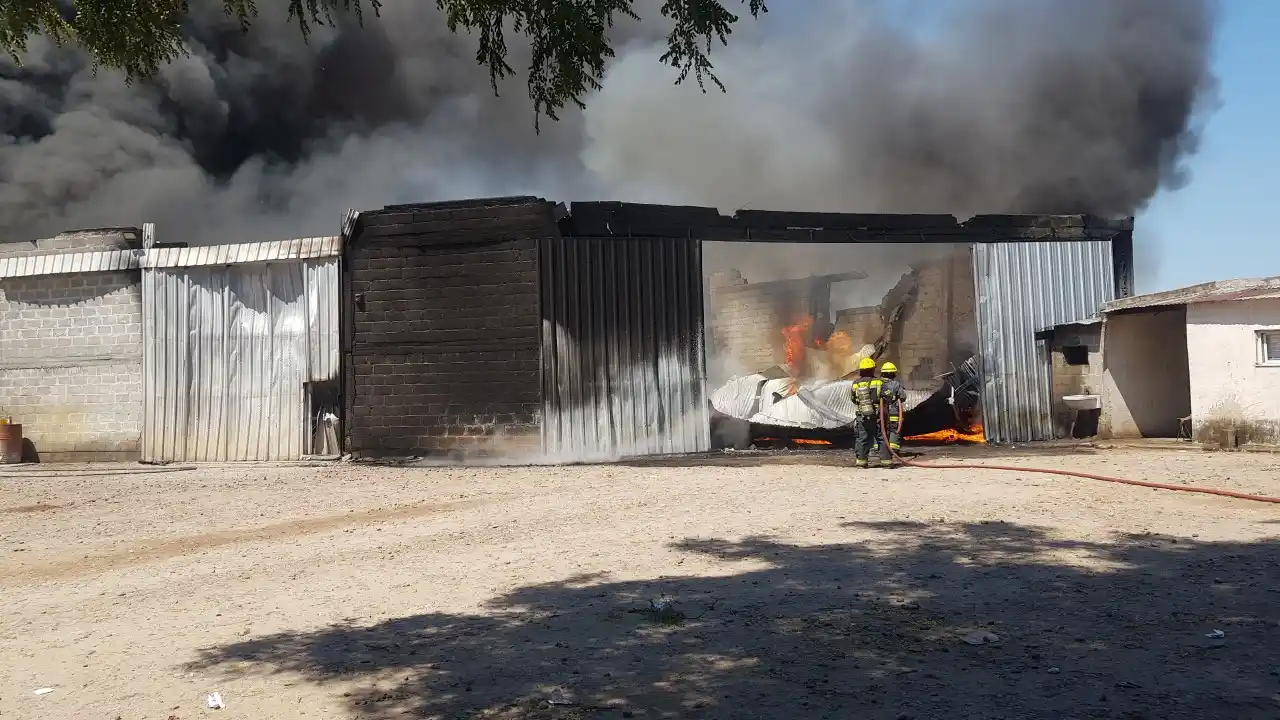 Después de cuatro horas quedó extinguido el incendio de un galpón en Río Tala