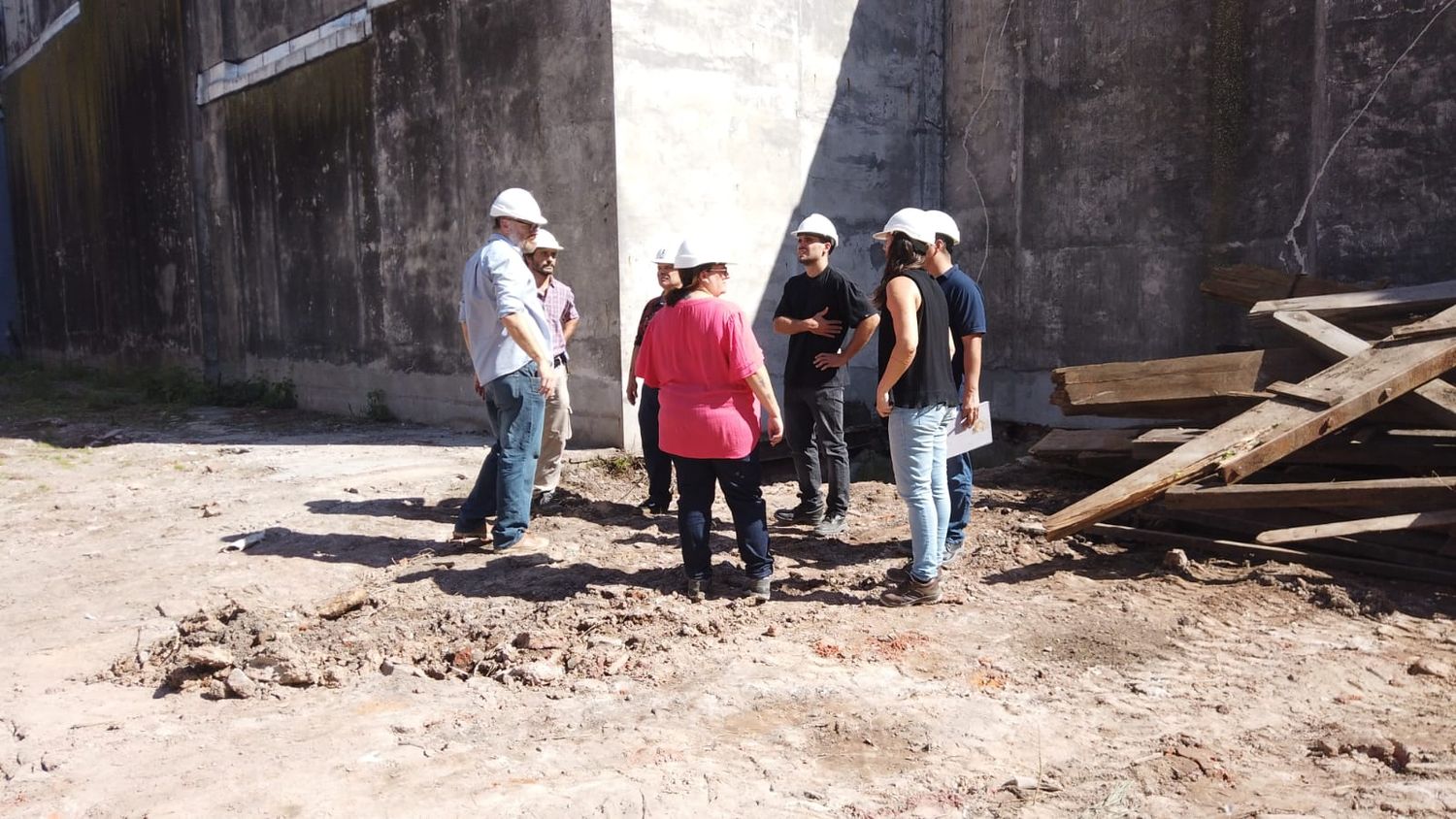 Los arquitectos ganadores del concurso, Martín González  y Carlos Di Nápoli junto a la subsecretaria María Emilia Vidal, recorrieron la obra
