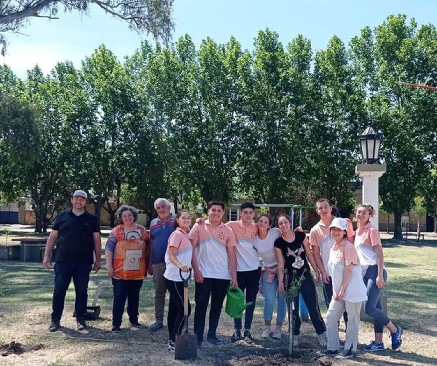 En Carreras plantan un árbol por cada alumno que termina 5° año 