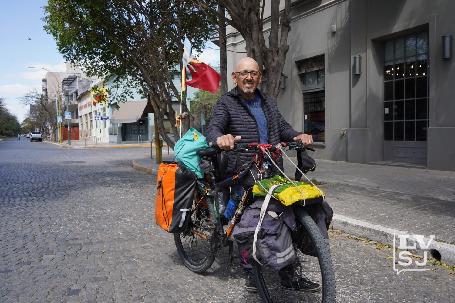 Aventurero: lleva un año recorriendo el país en bicicleta