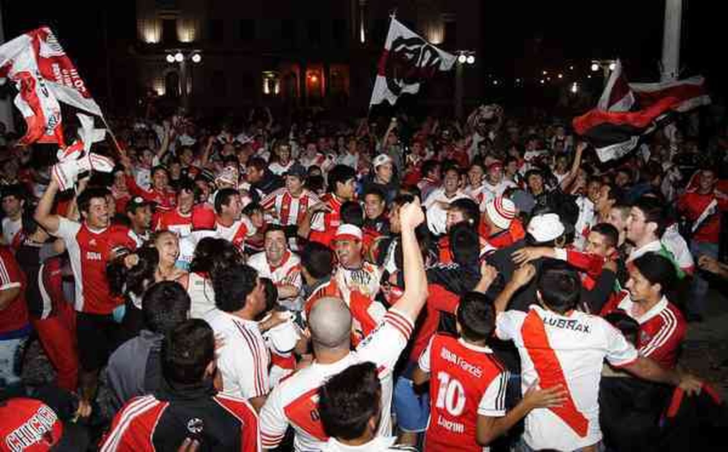 River campeón: El festejo de los hinchas "millonarios" en la Provincia