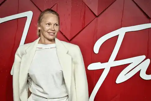 Pamela Anderson ha sorprendido por su decisión. Foto AFP