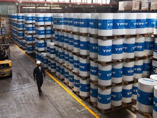 YPF desmintió que evalúe licenciar a su personal por la extensión del aislamiento