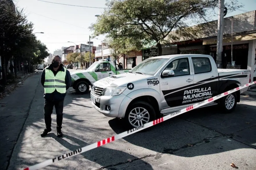 Mar del Plata: Jóvenes rompieron un vidrio de una patrulla y el intendente quiere que vayan a lavar los móviles durante una semana