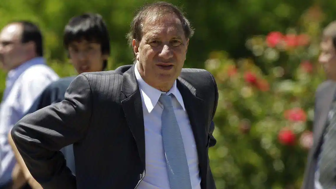 Carlos Bilardo dio positivo de coronavirus