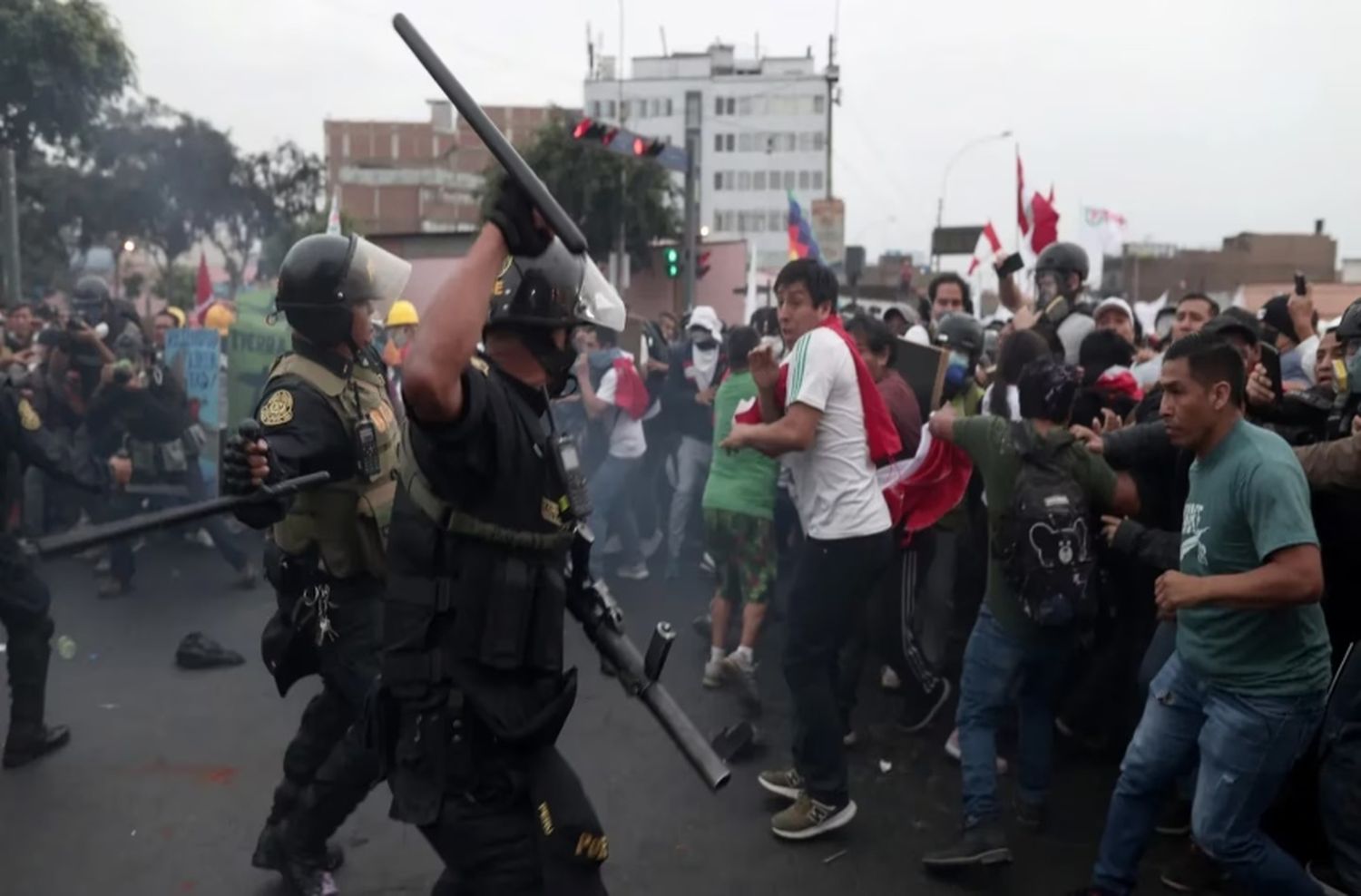 Volvió la tensión a Perú: graves incidentes durante nuevas marchas para pedir la renuncia de la presidenta
