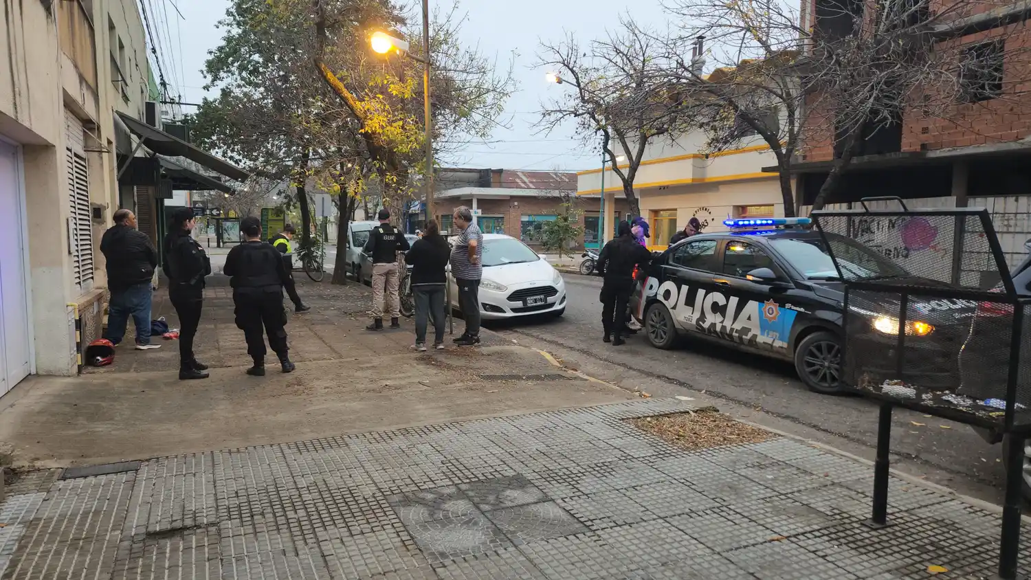 robo policia policial patrullero gordo p masitas kiosco tucuman policia sarmiento guemes 30 de octubre tarde dia - 2
