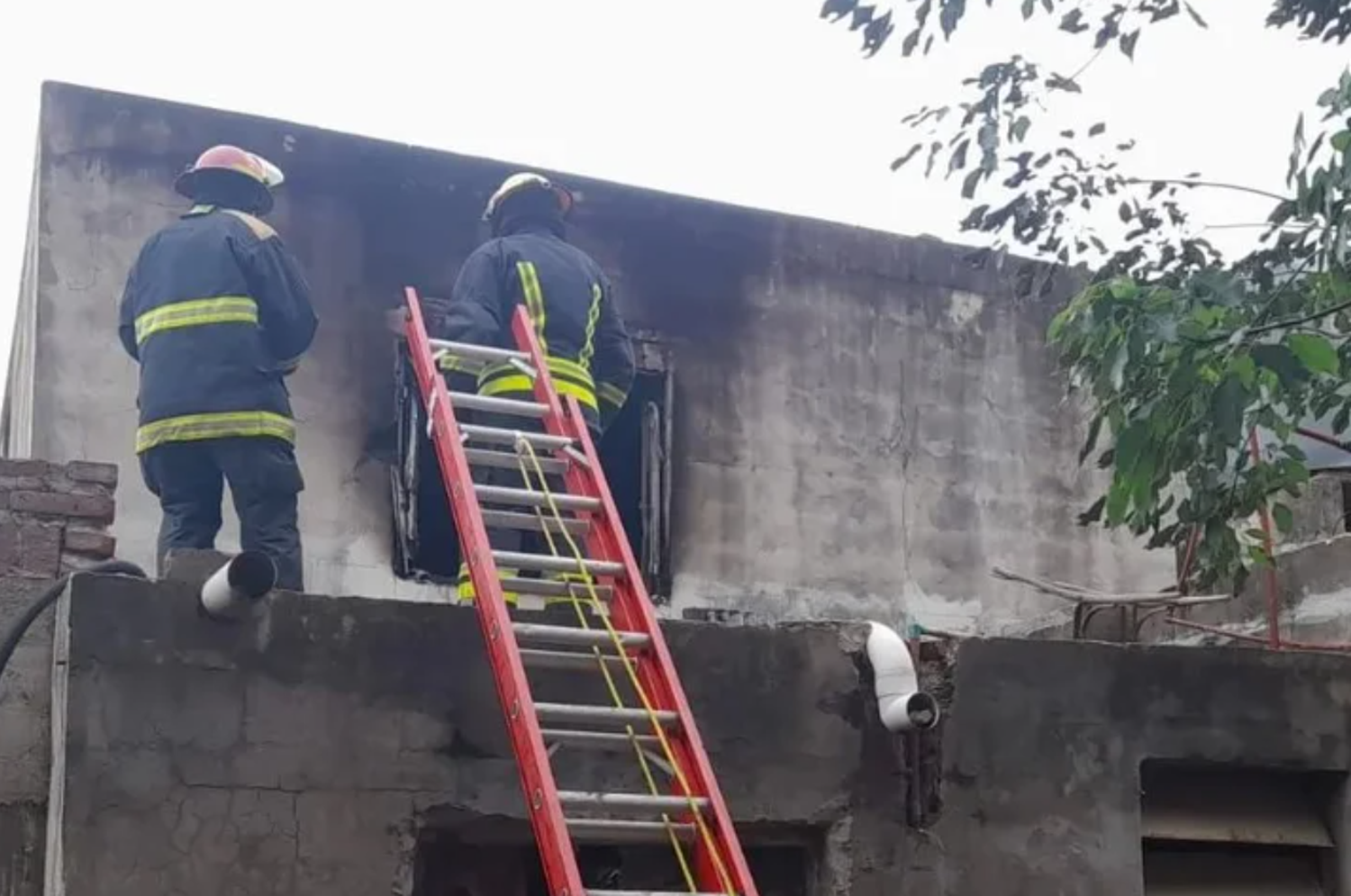 La menor quedó atrapada en el segundo piso.