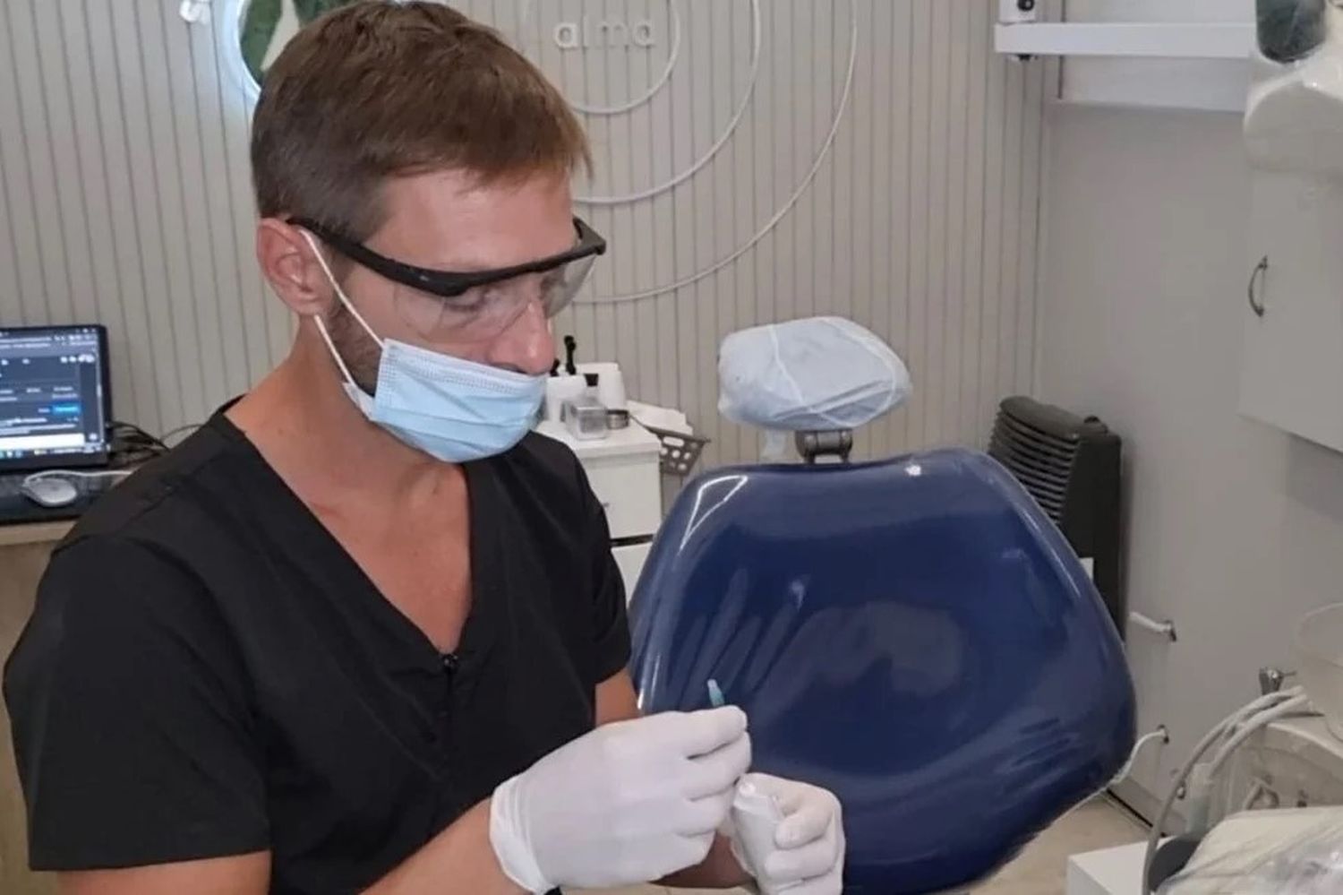 El gel permite eliminar lesiones dentales de forma rápida, sin necesidad de utilizar tornos ni anestesia. Foto: El Litoral